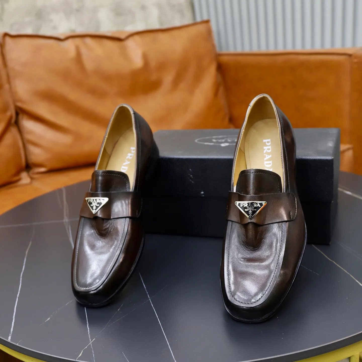 Ex-factory price: 520💰[PRADA] Prada's new casual men's shoes are launched in Hong Kong counters. Official website 1:1 production. Italian washed cowhide + water-dyed leather lining. Designed by European and American masters. Perfect shape to create counter quality, solid color rubber wear-resistant outsole and classic dazzling head! Super versatile and very comfortable. High-end without losing taste, fashionable and novel! ! Absolute focus! 3 colors available! Code number 38-45